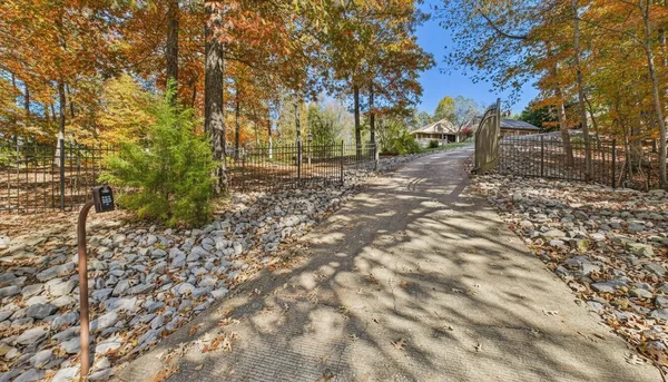 $699,999 | 45 Bryson Road, Eddyville, KY 42038