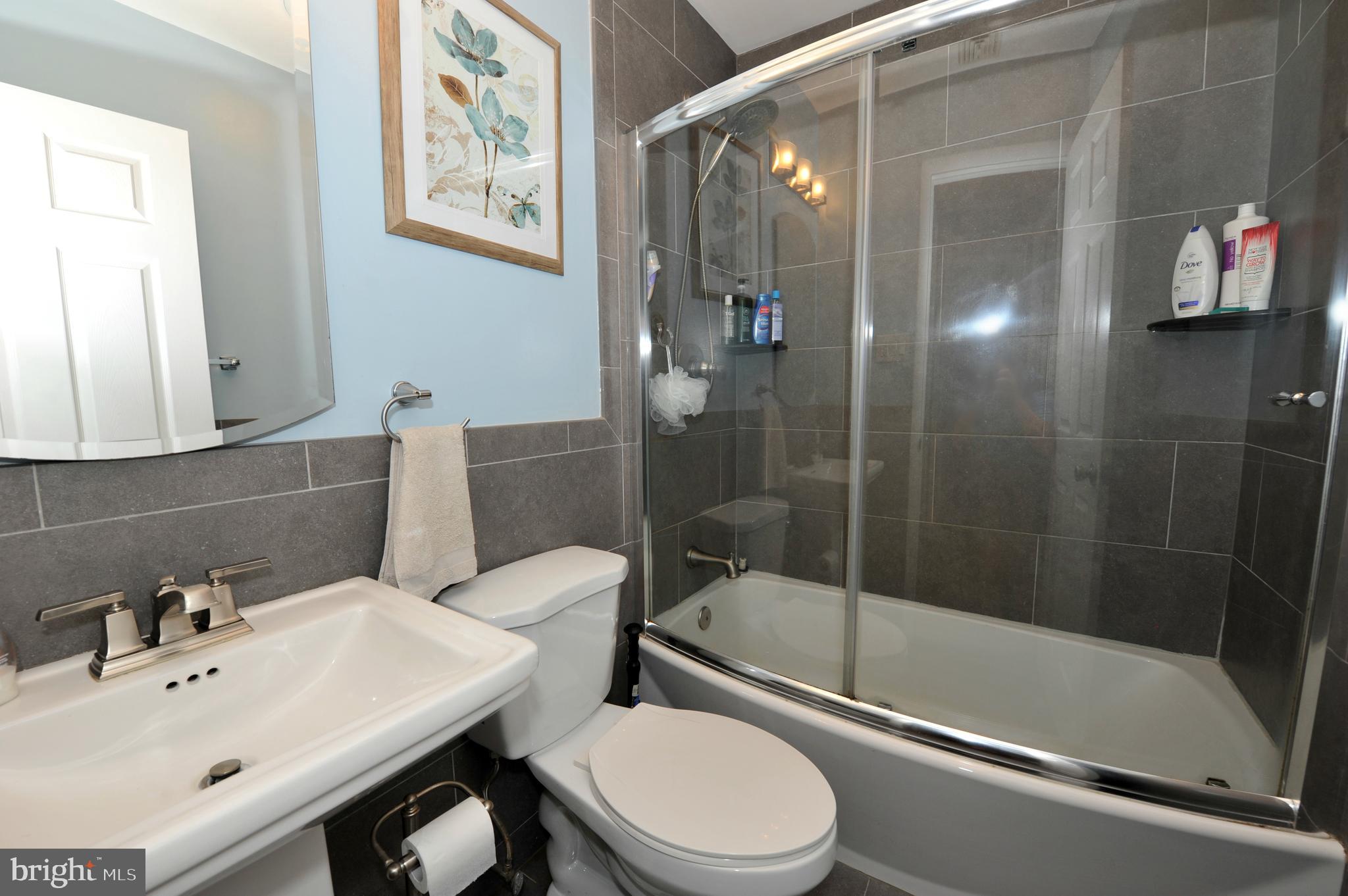 29 Jadewood Road Levittown, PA 19056 - Photo 17 of 30 main bath