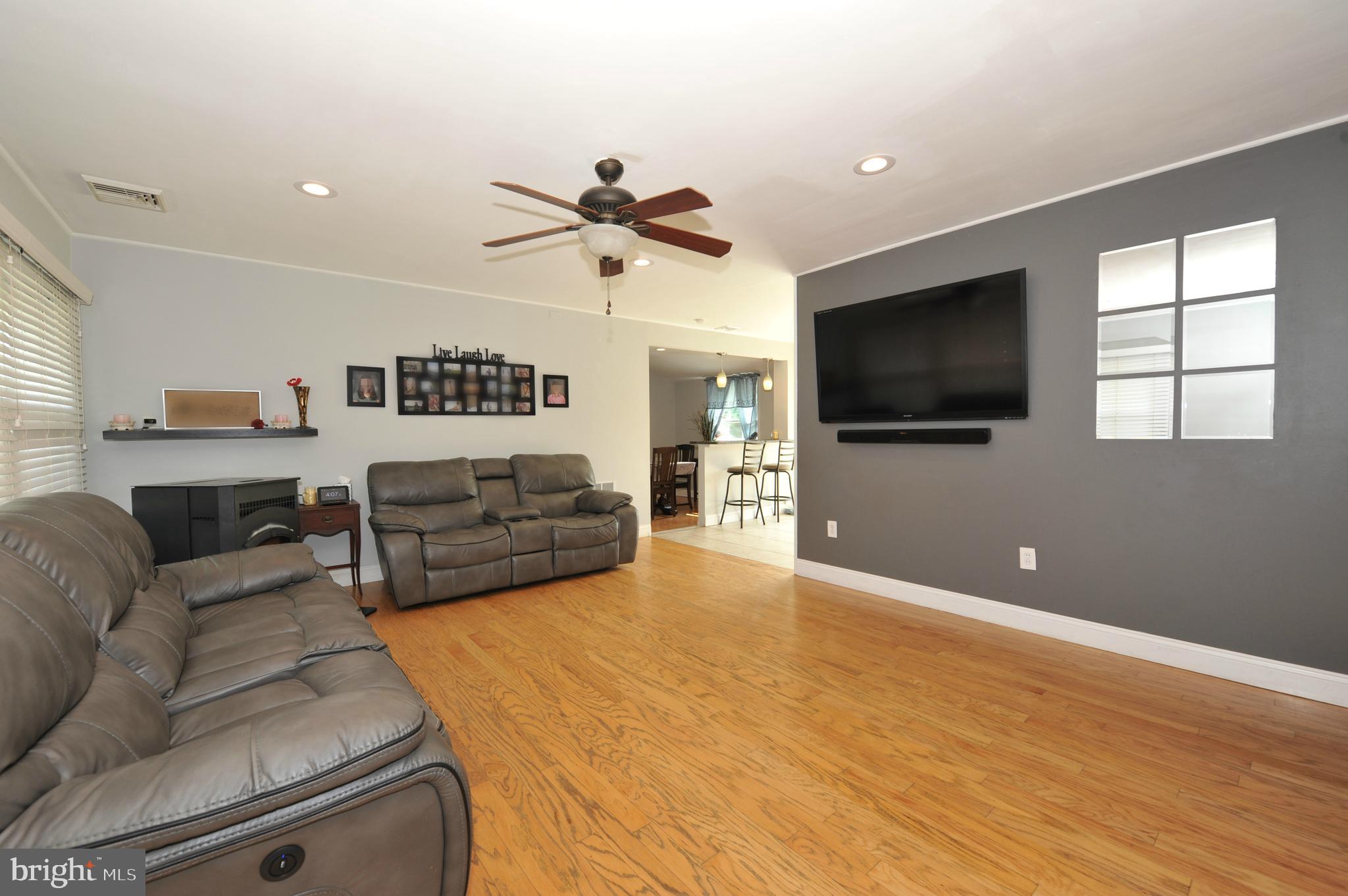 29 Jadewood Road Levittown, PA 19056 - Photo 3 of 30 Livingroom