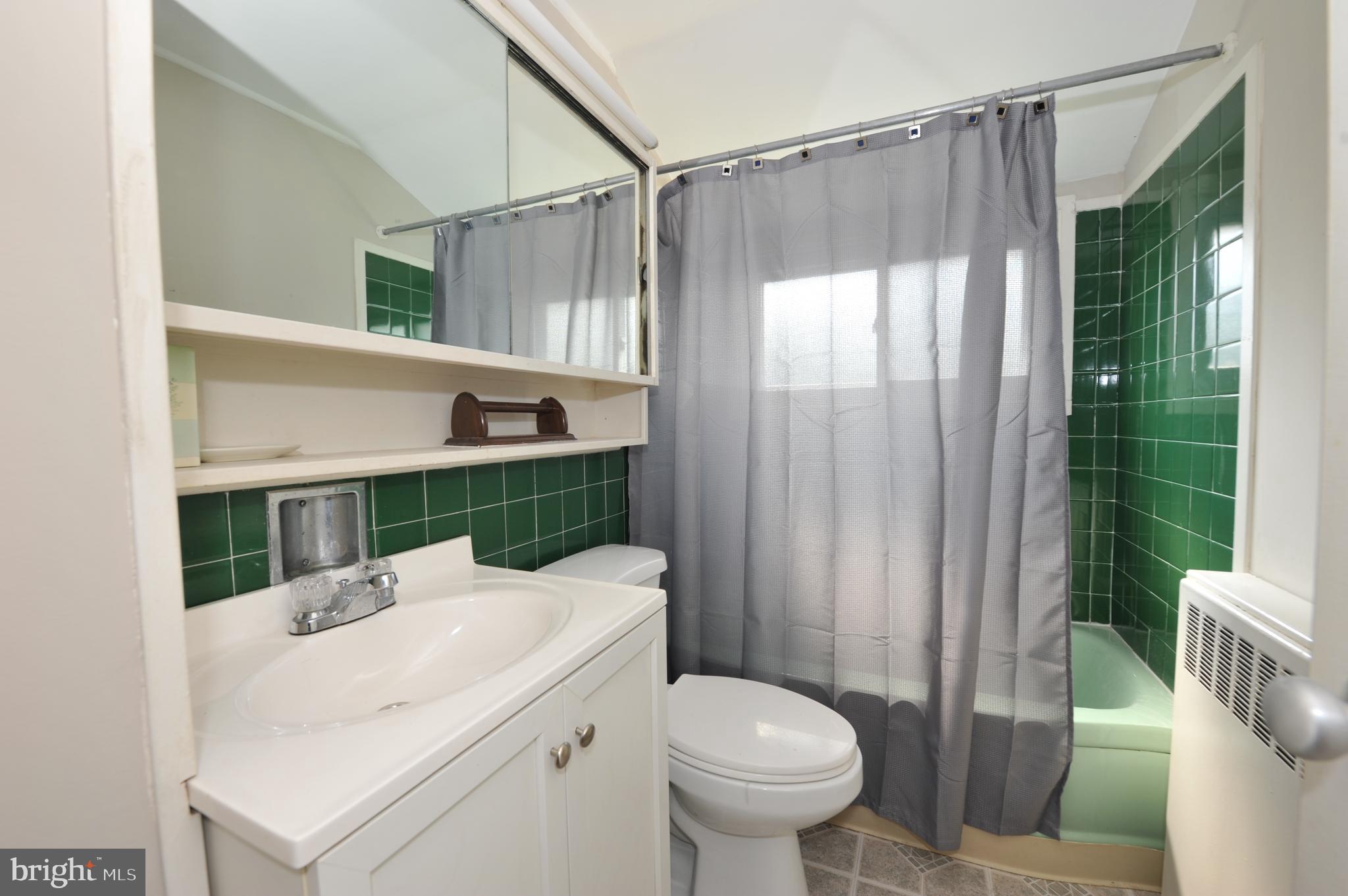 29 Jadewood Road Levittown, PA 19056 - Photo 22 of 30 upstairs bath