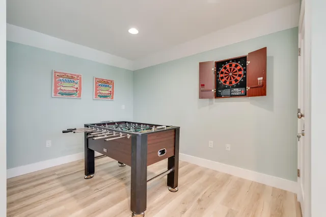 a view of entryway with a door