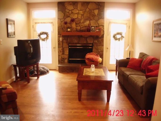 19361 Loudoun Orchard Road Leesburg, VA 20175 - Photo 3 of 16 Family Room
