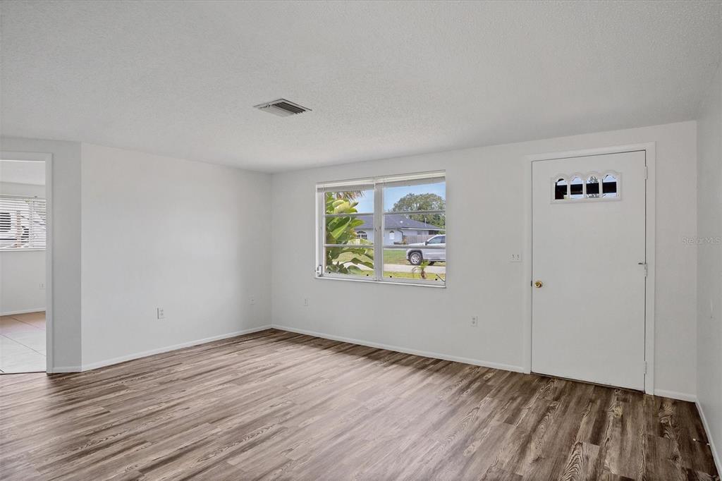 1171 Mangrove Road Venice, FL 34293 - Photo 3 of 26 Living room