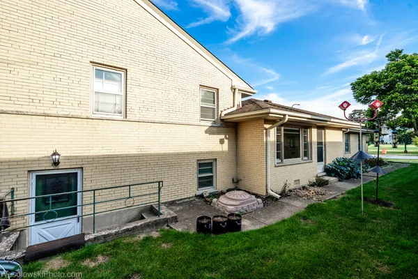 a view of a house with backyard