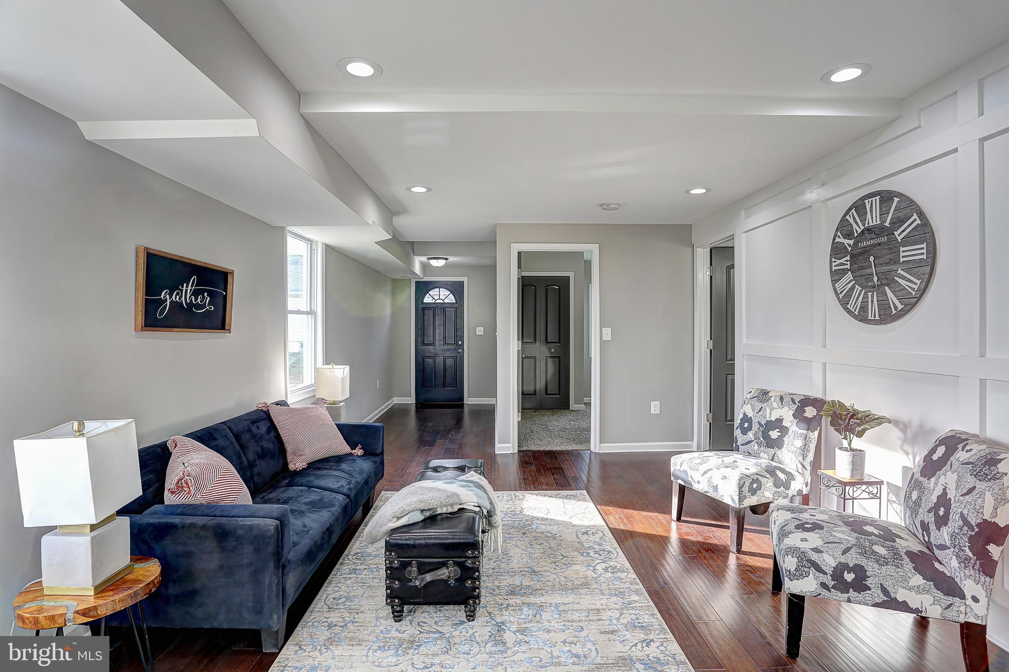 102 West Hilltop Road Baltimore, MD 21225 - Photo 4 of 26 Living room
