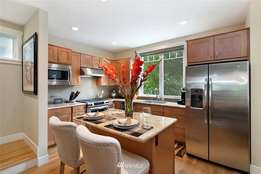 682 Wintersweet Road Northeast Bainbridge Island, WA 98110 - Photo 8 of 26 Gallery Image 8