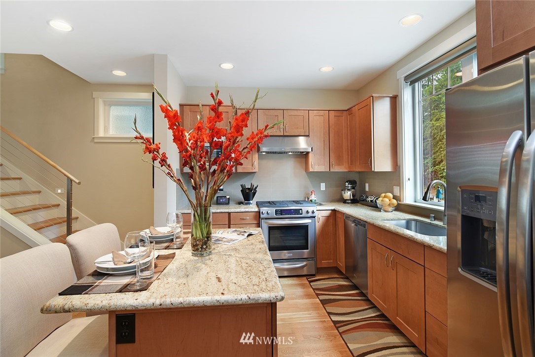682 Wintersweet Road Northeast Bainbridge Island, WA 98110 - Photo 9 of 26 Gallery Image 9