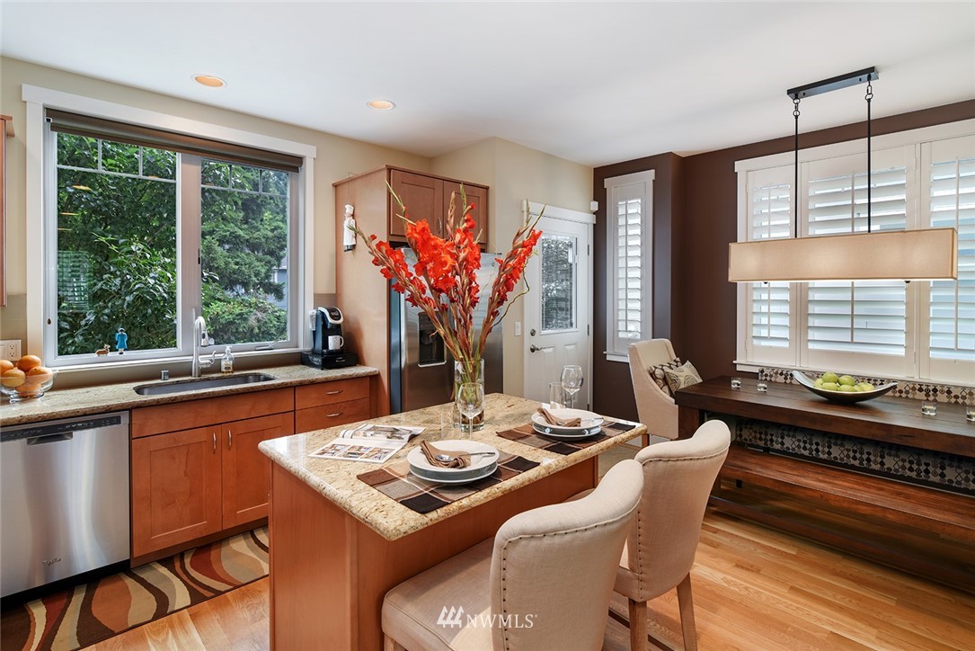 682 Wintersweet Road Northeast Bainbridge Island, WA 98110 - Photo 10 of 26 Gallery Image 10
