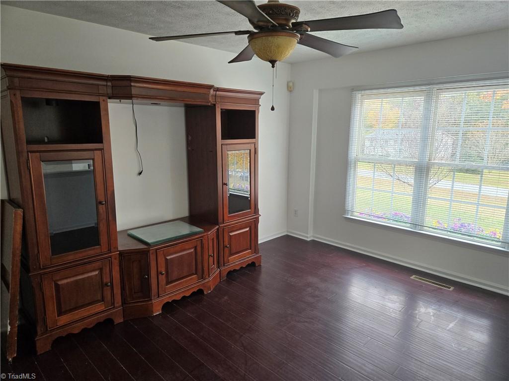 1160 Capella Ridge Road King, NC 27021 - Photo 2 of 16 Living Room