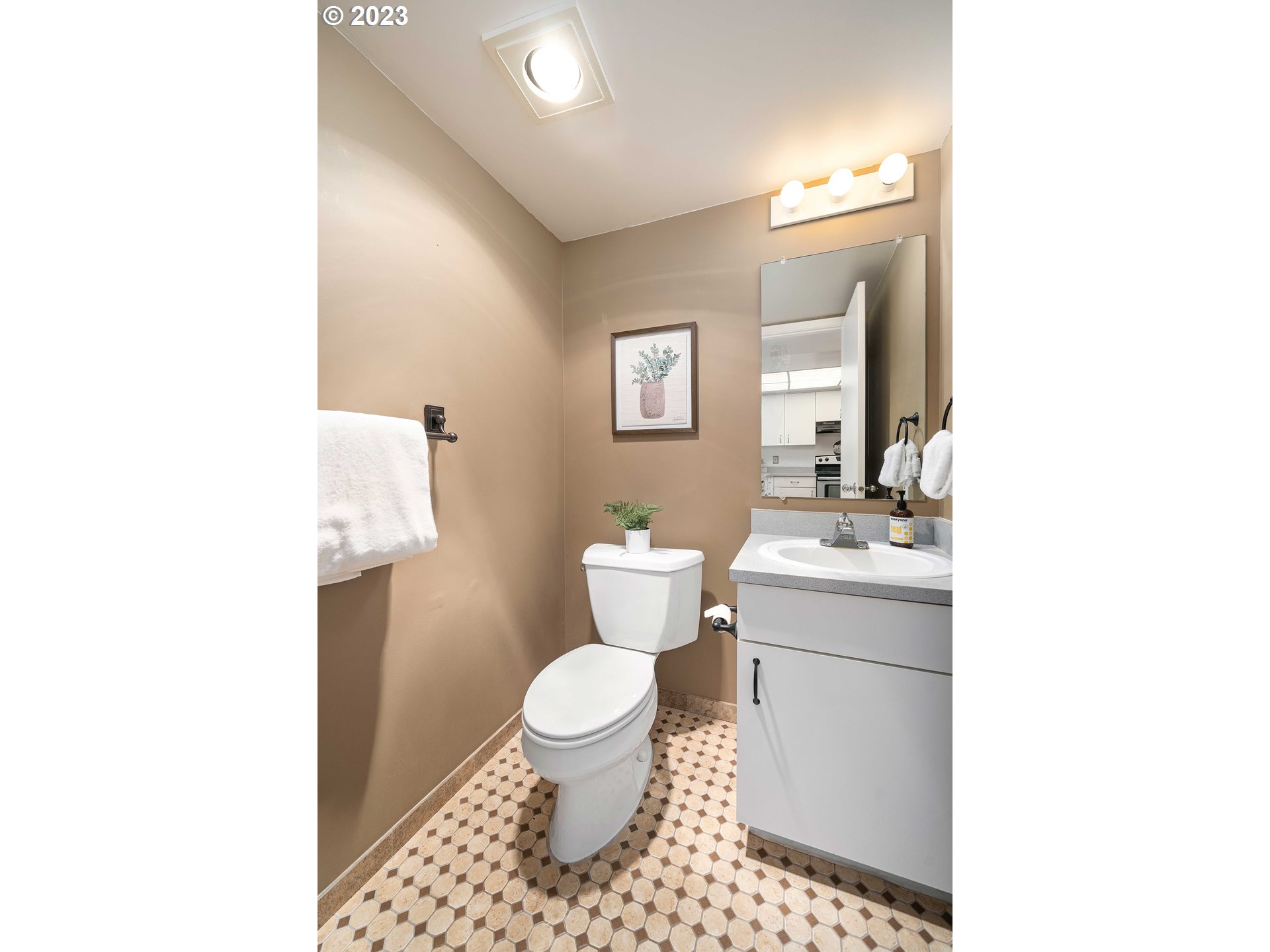 6625 West Burnside Road, Unit 238 Portland, OR 97225 - Photo 16 of 45 Bathroom