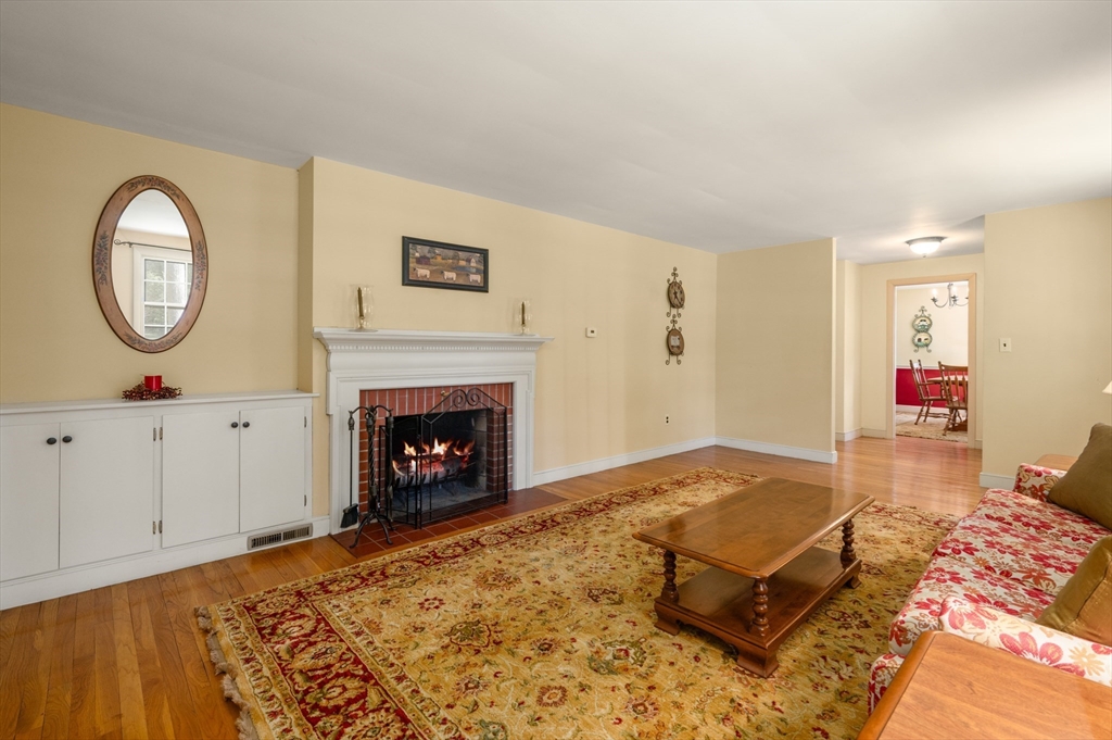 137 Perkins Row Topsfield, MA 01983 - Photo 4 of 29