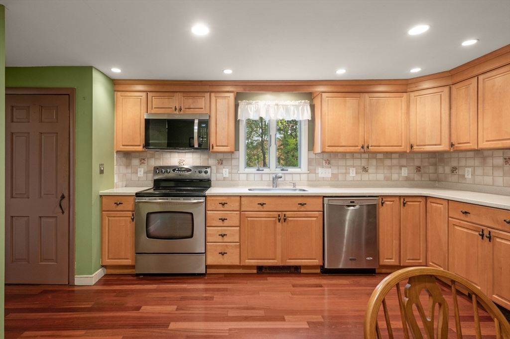 137 Perkins Row Topsfield, MA 01983 - Photo 7 of 29