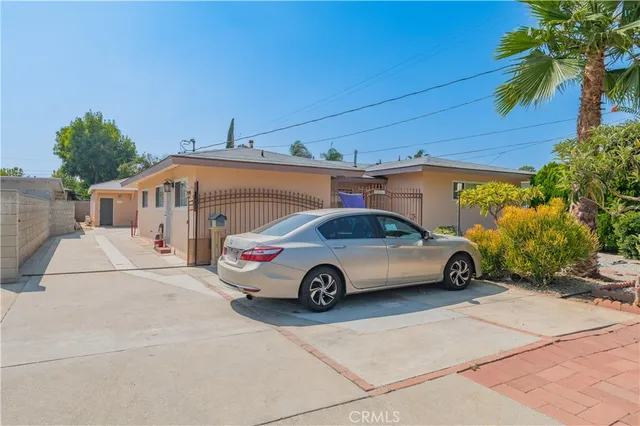 a view of back yard of the house