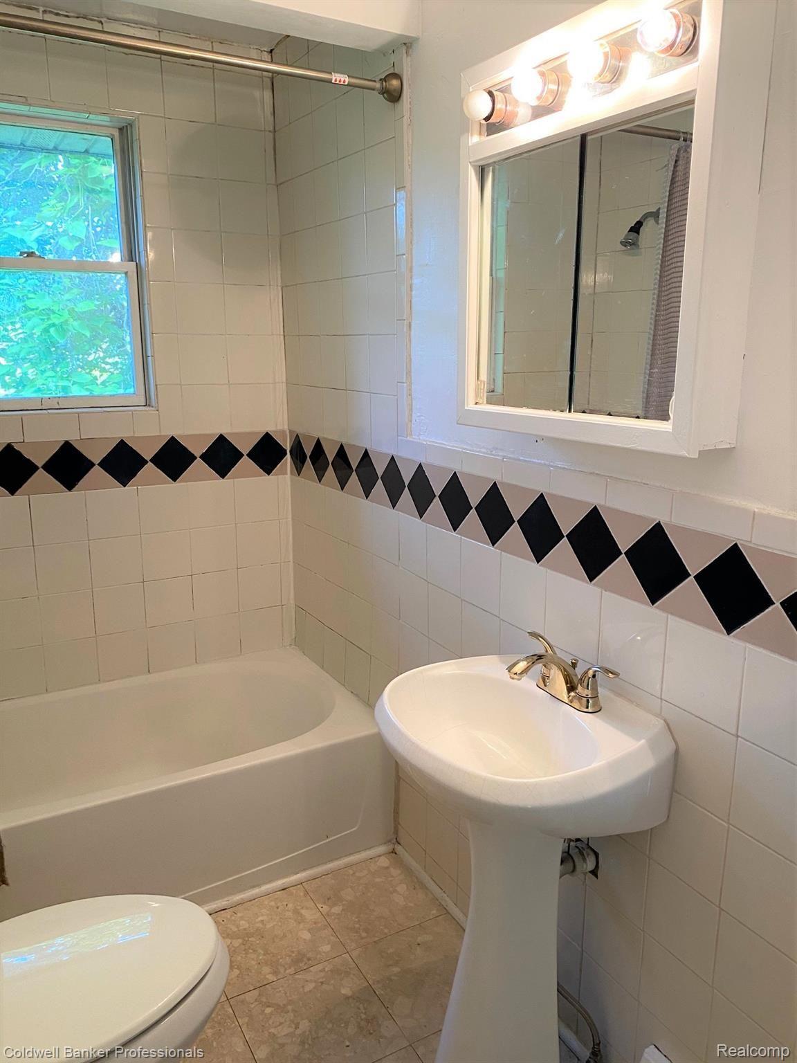11645 Lansing Road Durand, MI 48429 - Photo 13 of 17 13 11645 bathroom.jpg