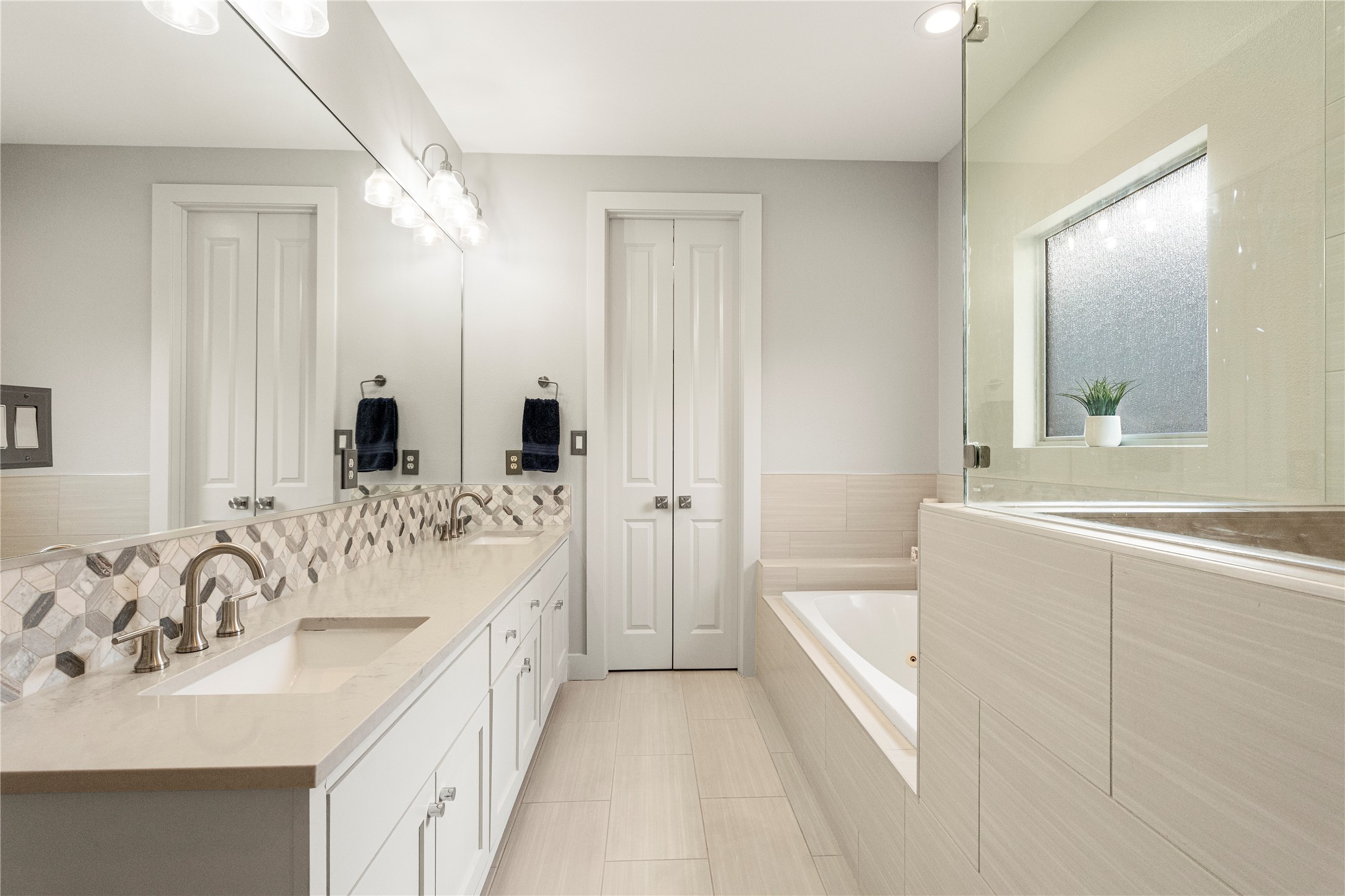 3814 Ridgelea Drive, Unit A Austin, TX 78731 - Photo 24 of 30 a bathroom with a bathtub a sink and a mirror