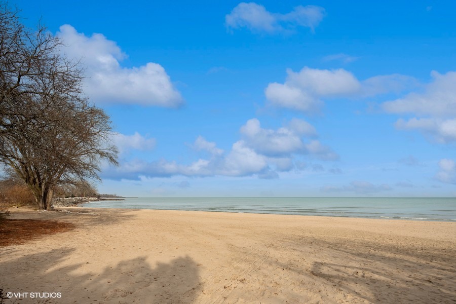 478 Sheridan Road, Unit 2 Evanston, IL 60202 - Photo 14 of 16 a view of beach and ocean