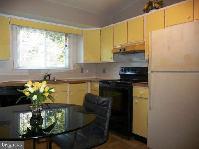 3712 Parkfield Road Baltimore, MD 21244 - Photo 13 of 24 Kitchen