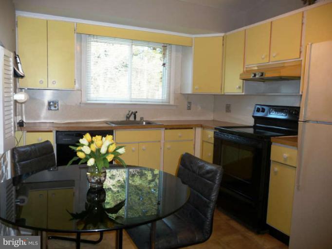 3712 Parkfield Road Baltimore, MD 21244 - Photo 14 of 24 Kitchen