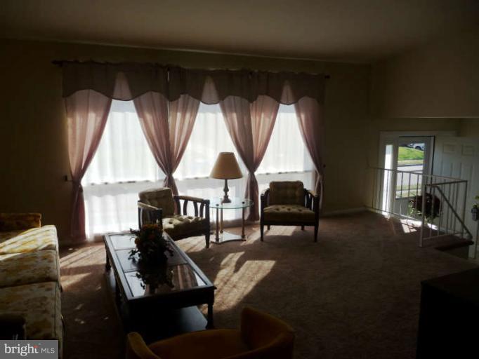3712 Parkfield Road Baltimore, MD 21244 - Photo 16 of 24 Living Room