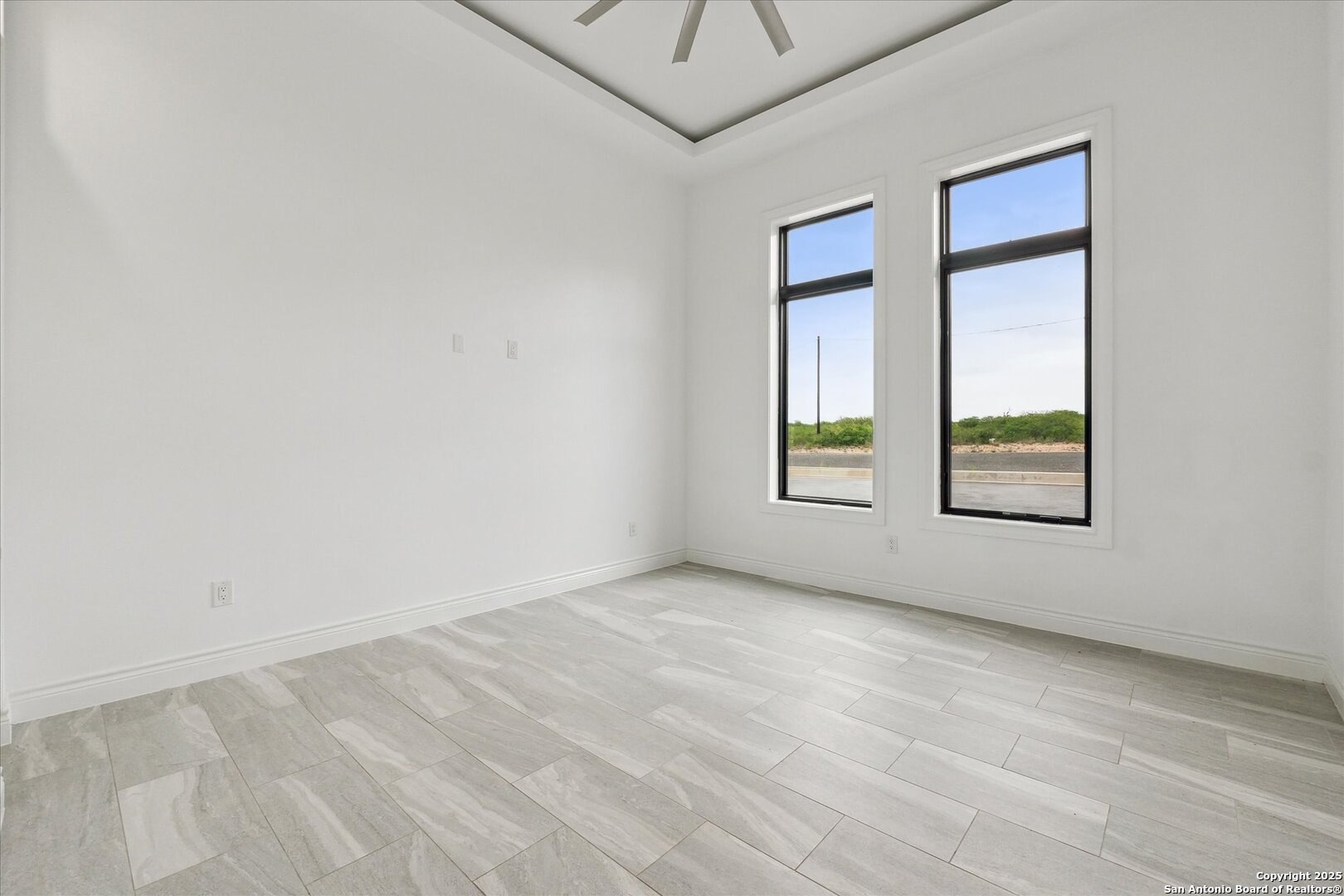 1799 County Road 651 Devine, TX 78016 - Photo 24 of 72 an empty room with windows