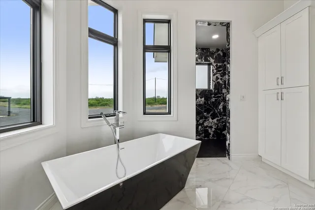 a view of a back yard