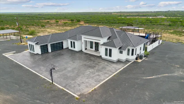 $1,353,000 | 1799 County Road 651, Devine, TX 78016