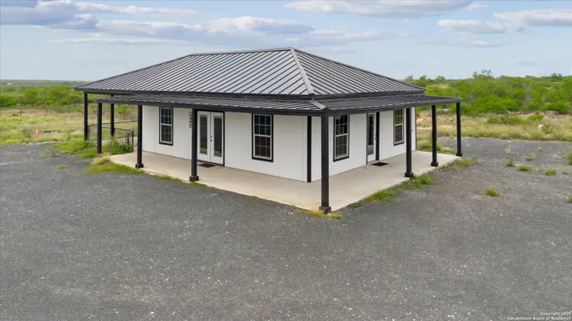 $1,353,000 | 1799 County Road 651, Devine, TX 78016