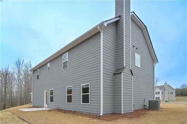 a view of back yard of the house