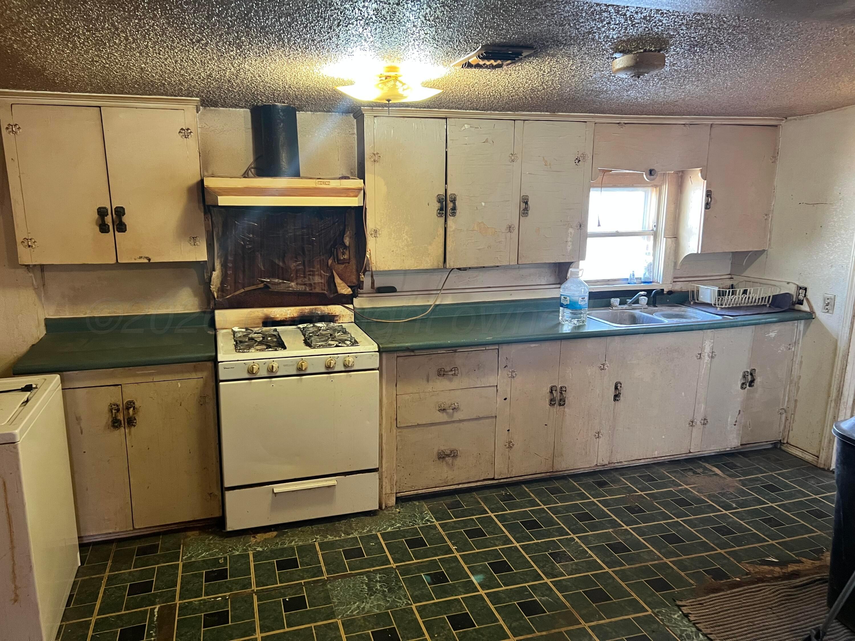 802 South Maple Avenue Friona, TX 79035 - Photo 10 of 11 Kitchen