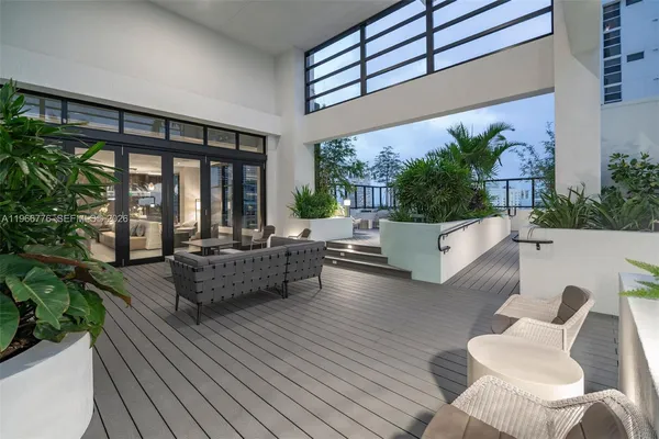 $4,581 | 221 Southwest 12th Street, Unit 1017, Miami, FL 33130