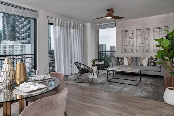 $4,581 | 221 Southwest 12th Street, Unit 1017, Miami, FL 33130