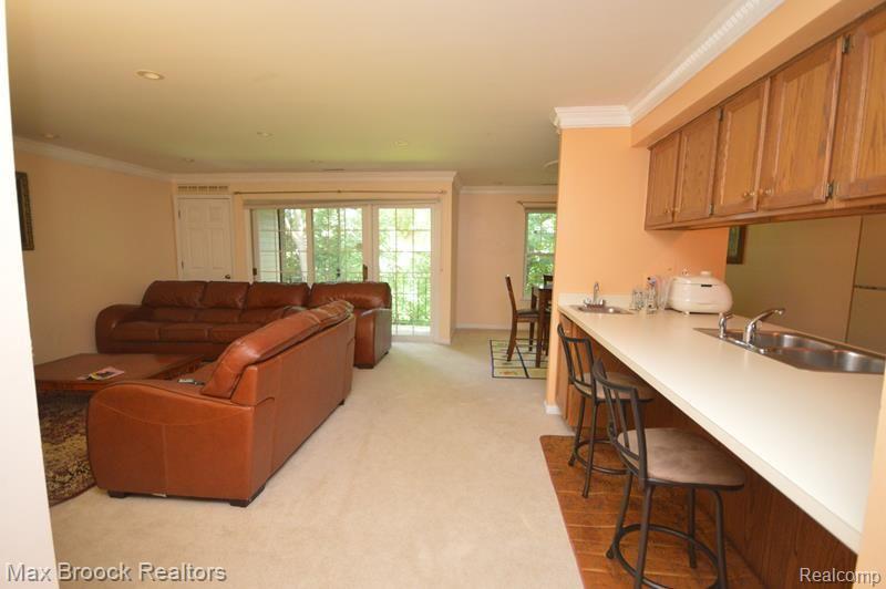 1635 Huntington Park Rochester, MI 48309 - Photo 3 of 18