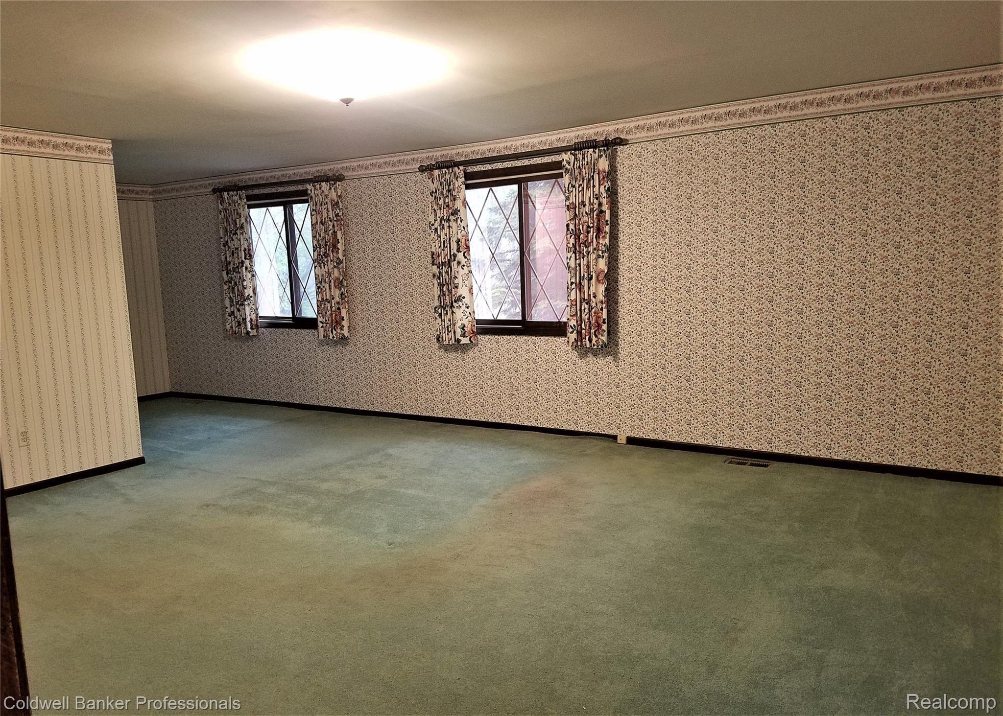 1862 Ludgate Lane Rochester, MI 48309 - Photo 39 of 54 1862_Ludgate_Master bedroom w/ sitting or desk area