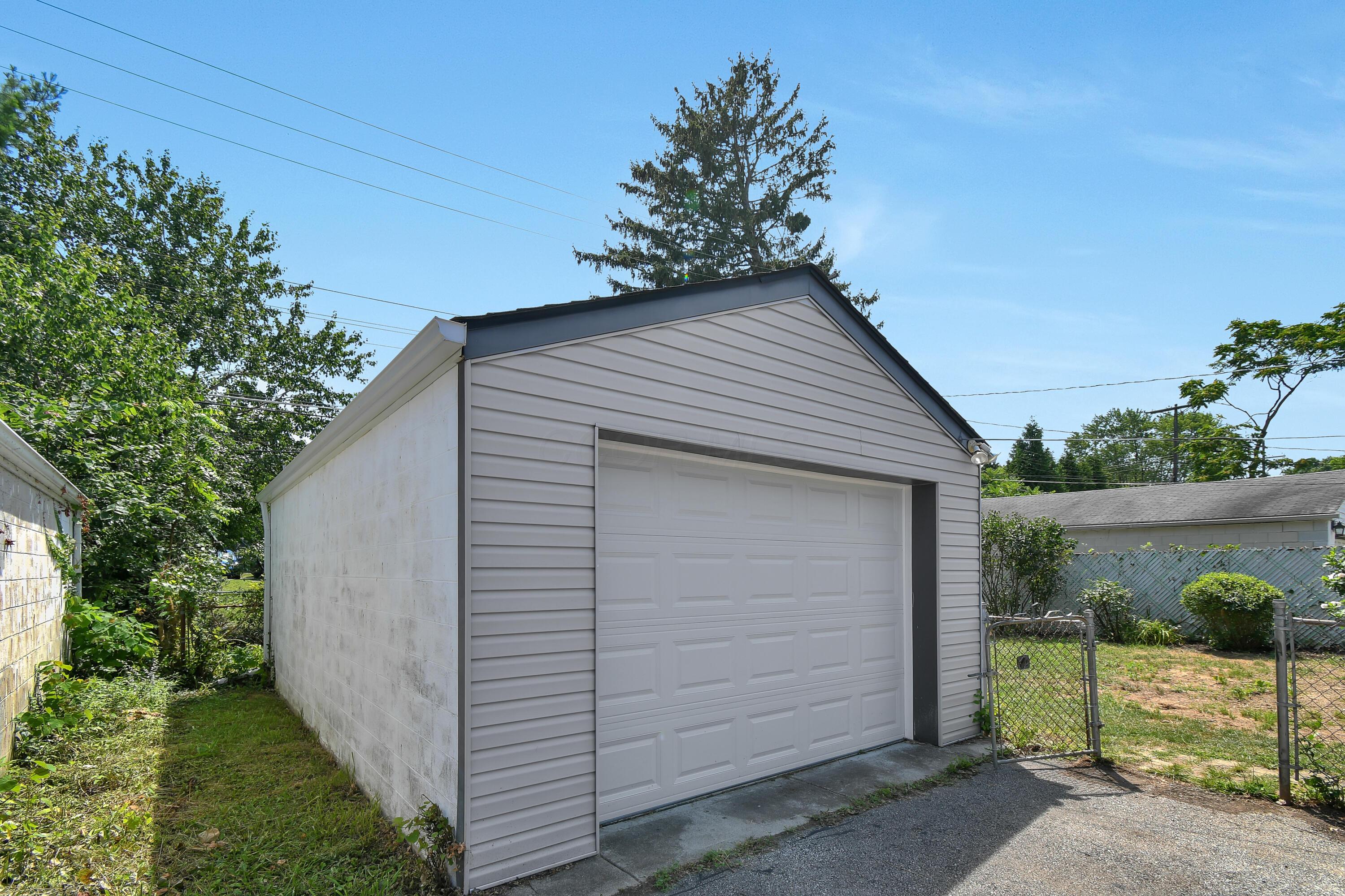 541 Northridge Road Columbus, OH 43214 - Photo 34 of 40 One Car Garage