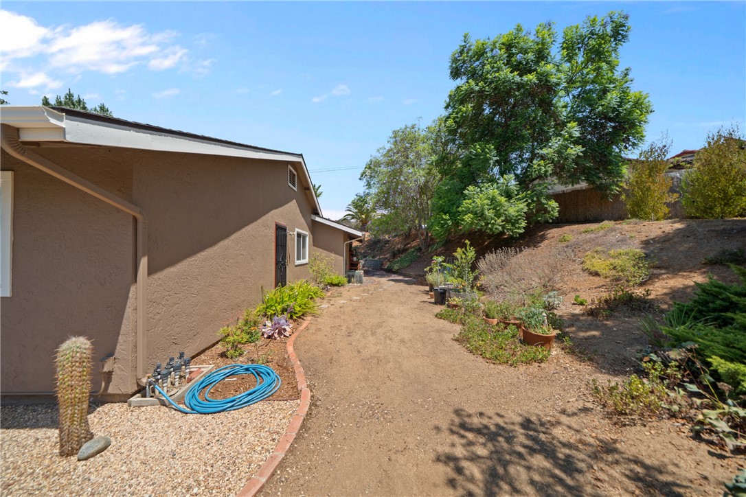 720 Carnation Lane Fallbrook, CA 92028 - Photo 28 of 45 Side