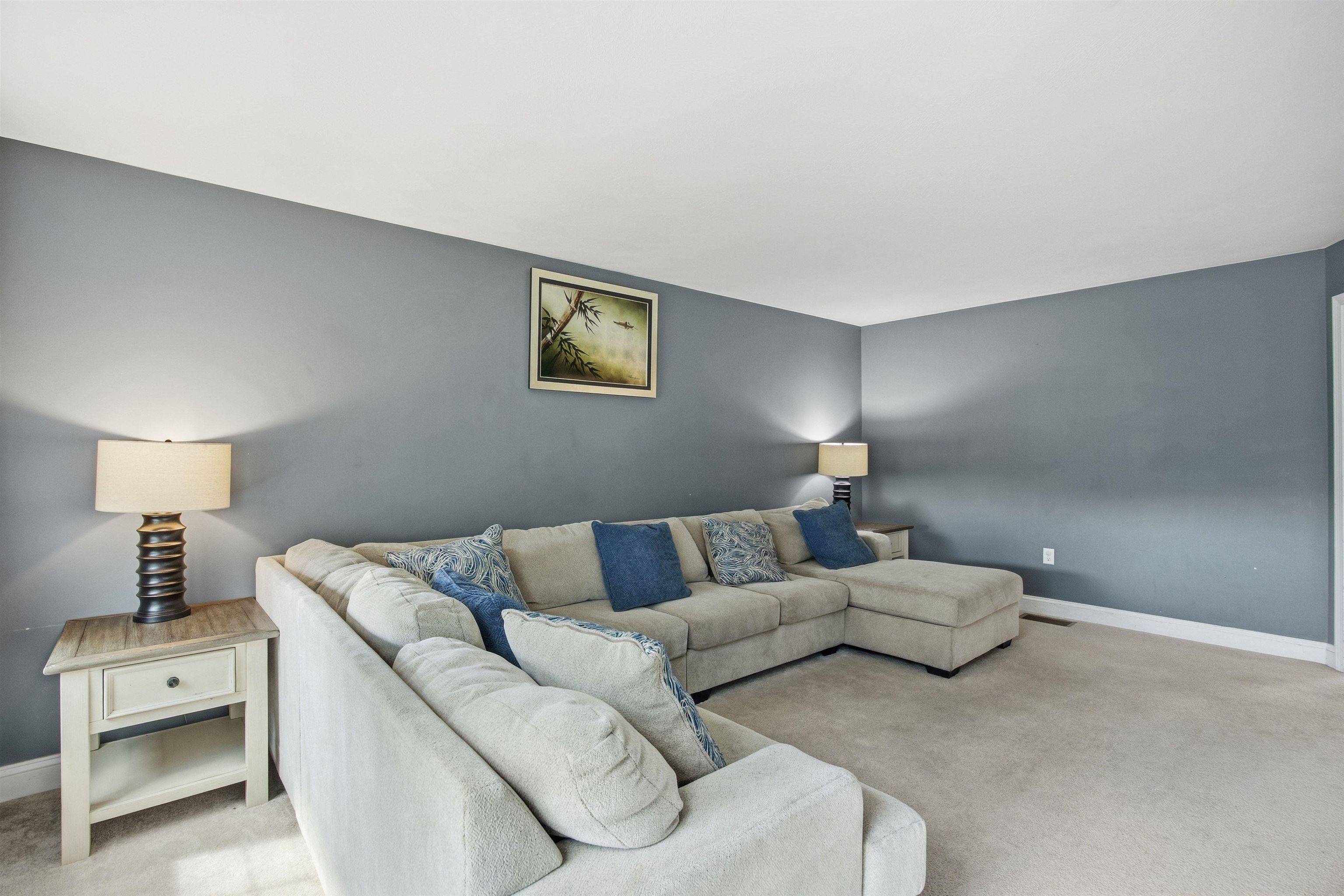 317 University Circle Hooksett, NH 03106 - Photo 14 of 44