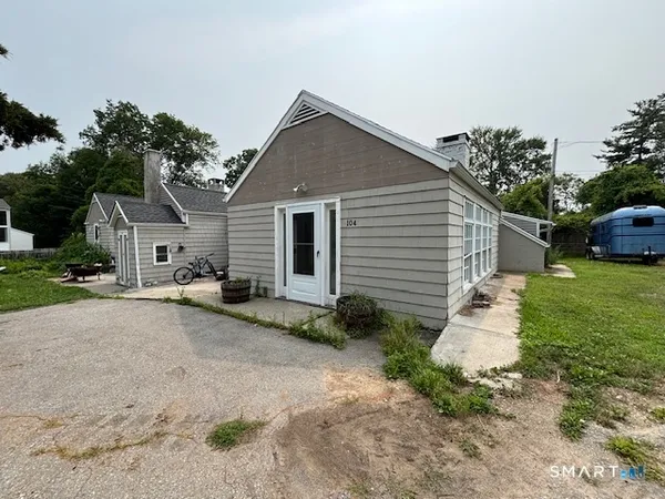 a view of a house with backyard