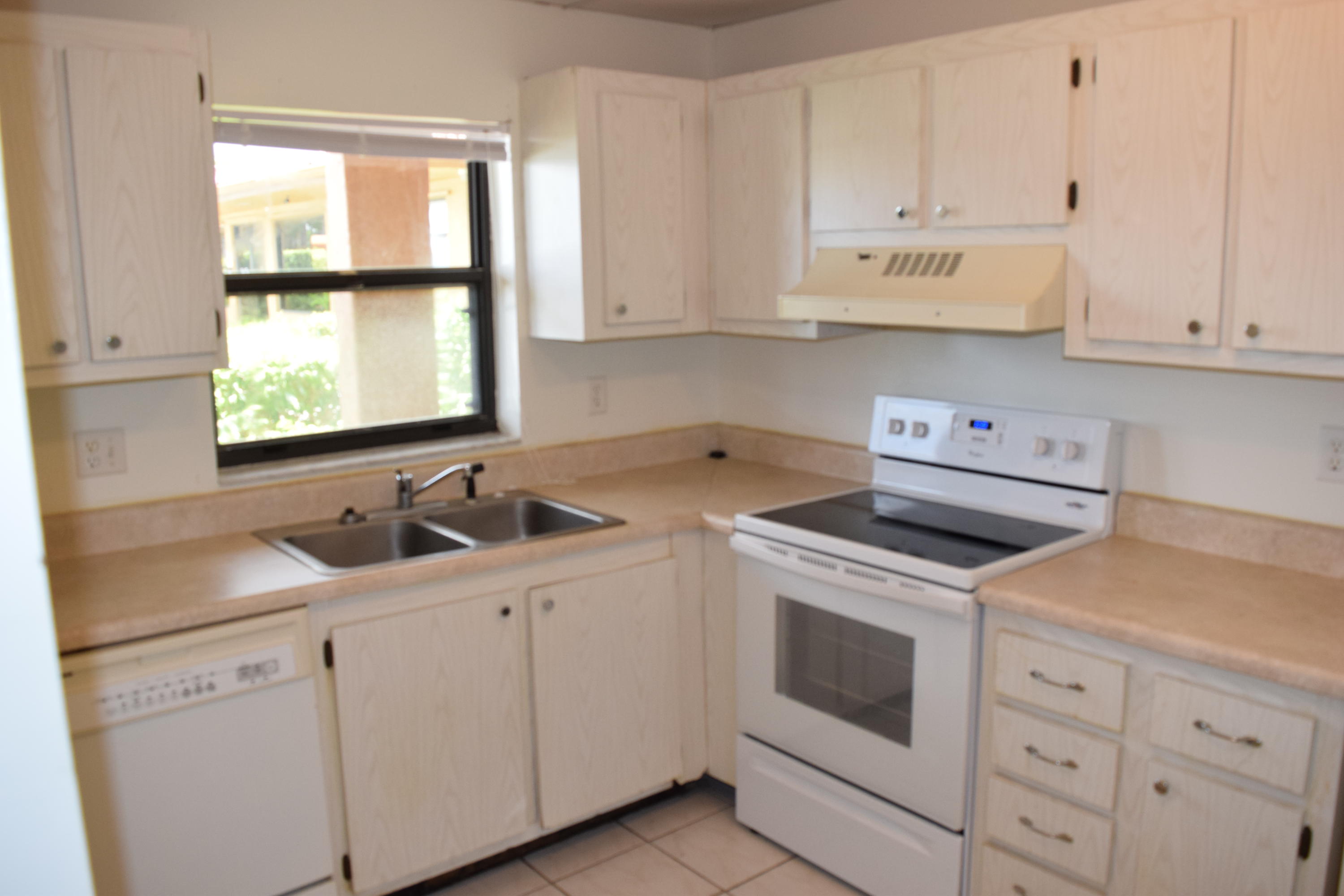 2041 Woolbright Road, Unit H104 Boynton Beach, FL 33426 - Photo 3 of 10 Kitchen (2)