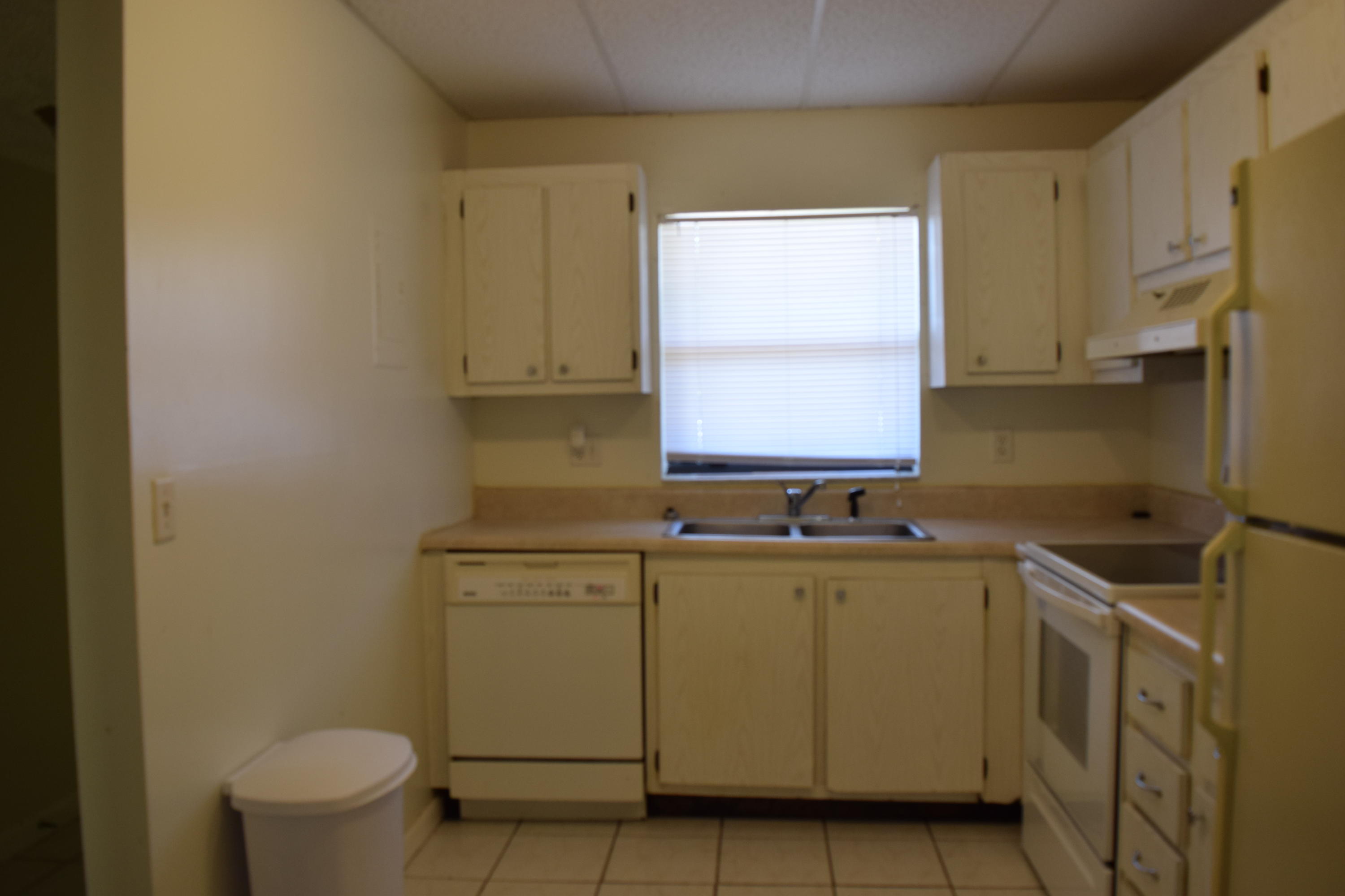 2041 Woolbright Road, Unit H104 Boynton Beach, FL 33426 - Photo 4 of 10 Kitchen