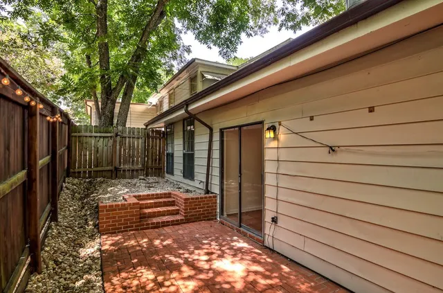 a view of a backyard with pathway