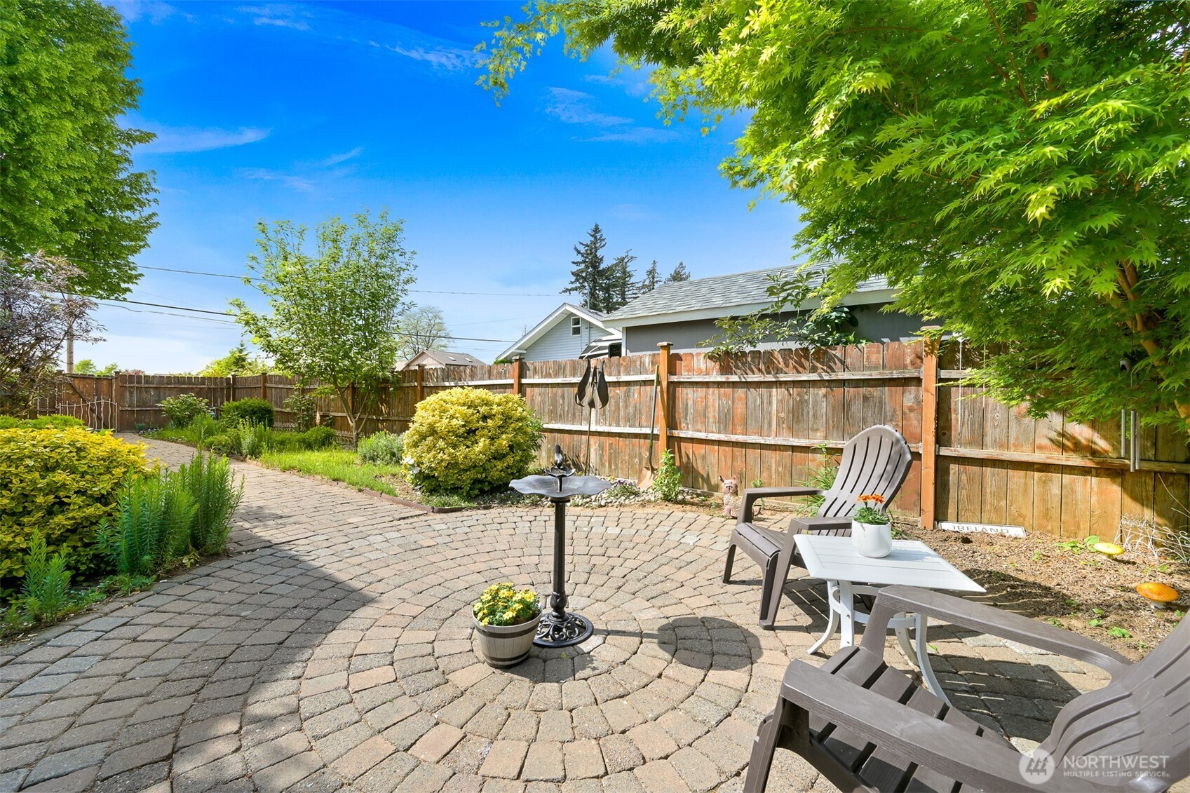 8490 Benson Road Lynden, WA 98264 - Photo 31 of 40 a house with swimming pool in front of it
