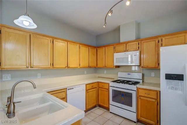 $2,000 | 162 Mountainside Drive, Henderson, NV 89012