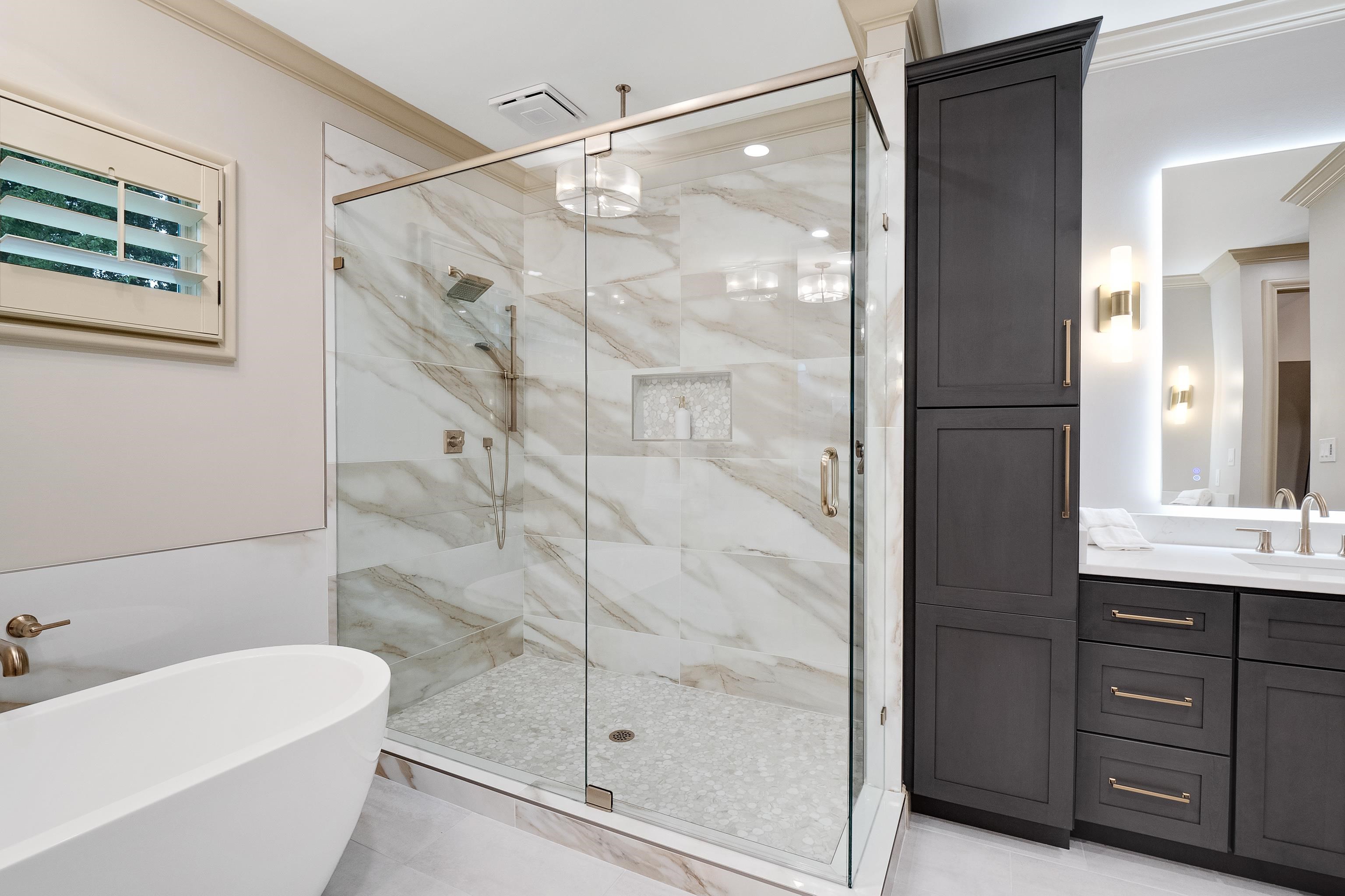 5720 Shady Grove Road Memphis, TN 38120 - Photo 19 of 40 a bathroom with a bathtub shower sink and mirror
