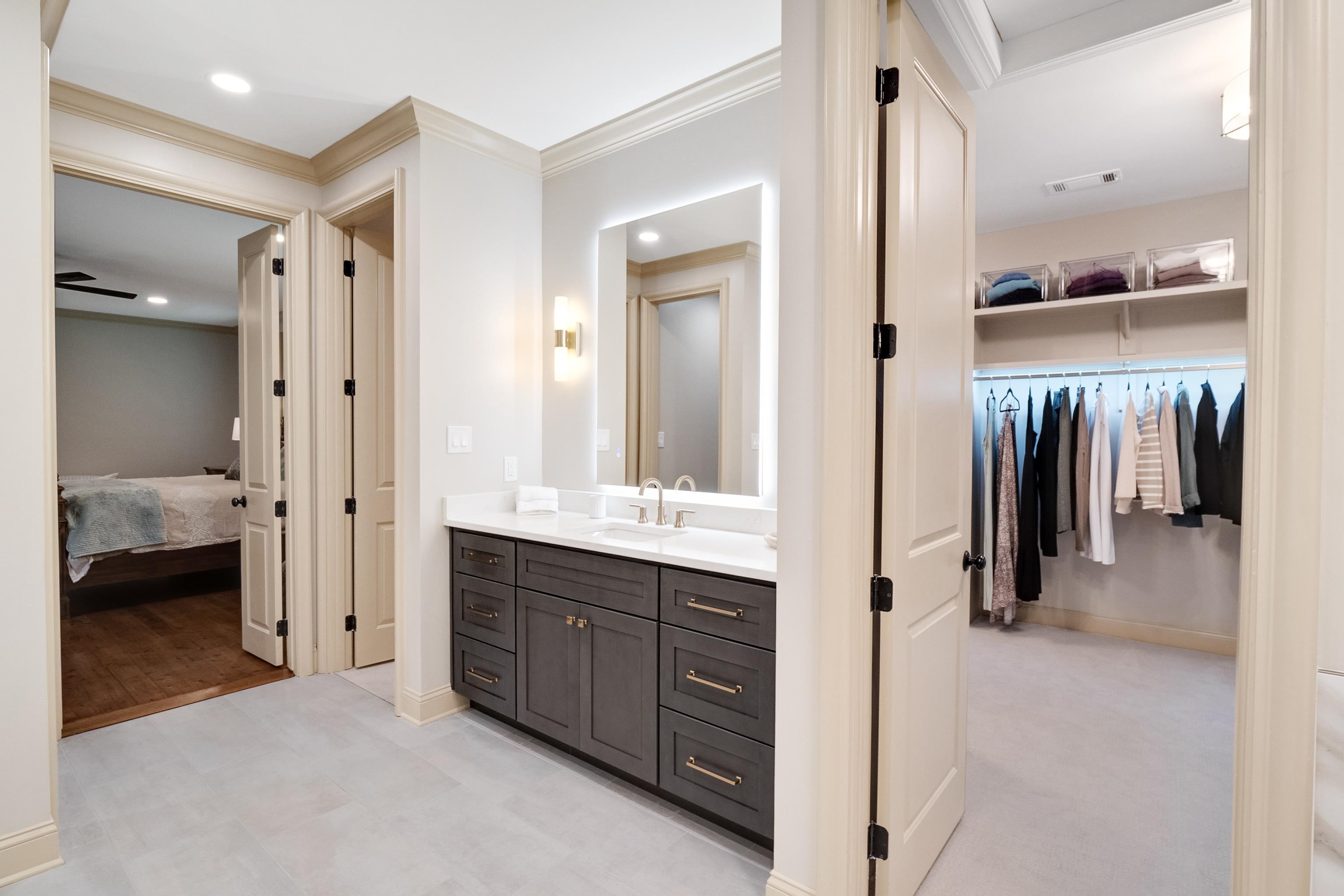 5720 Shady Grove Road Memphis, TN 38120 - Photo 21 of 40 a en suite bathroom with a double vanity sink and a mirror