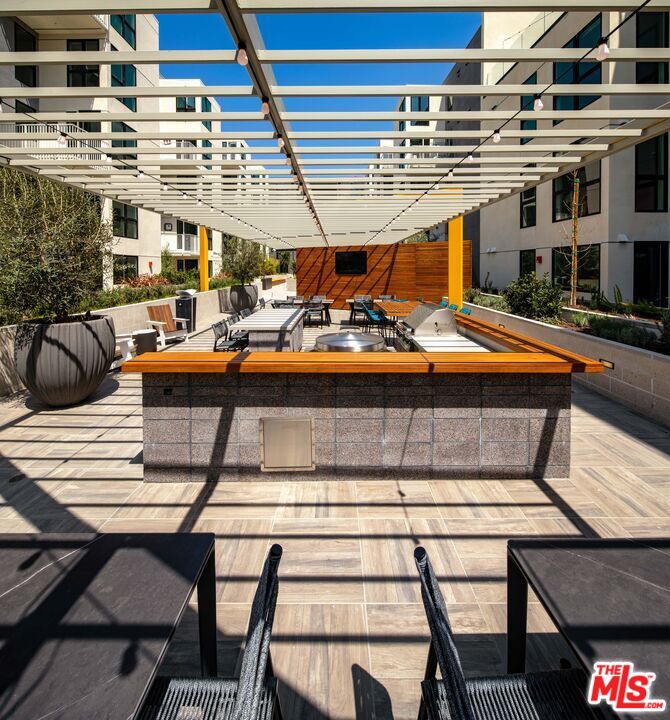 1101 North Main Street, Unit C450 Los Angeles, CA 90012 - Photo 34 of 35 a view of a patio with a table and chairs