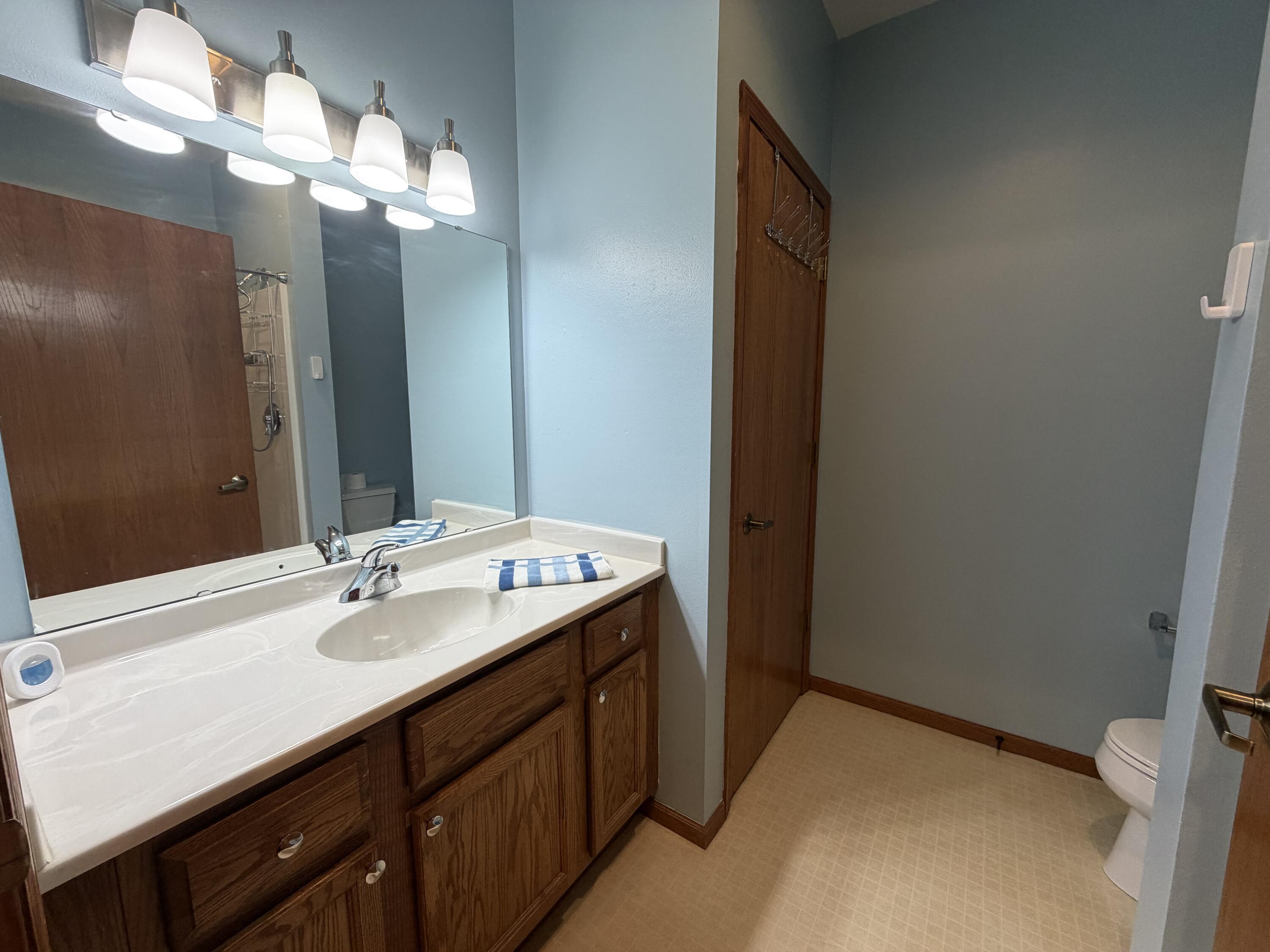 3903 Heather Valley Road, Unit 208 Sheboygan, WI 53083 - Photo 10 of 19 Full Bathroom