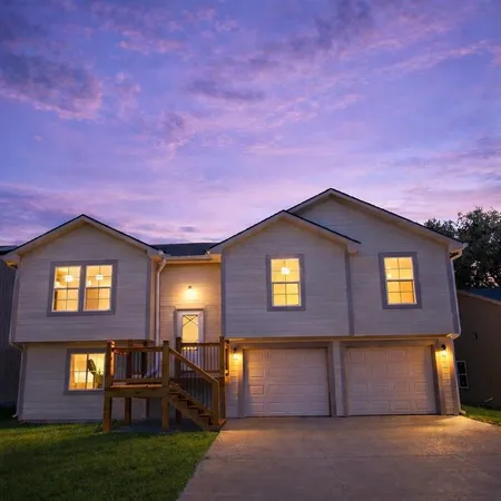 $347,000 | 1308 North White Oaks Lane, Oak Grove, MO 64075