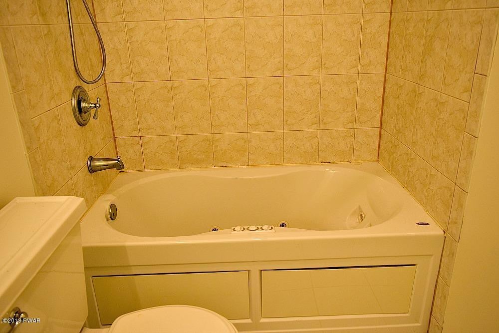 133 Sagamore Road Shohola, PA 18458 - Photo 14 of 26 14 - Master tub