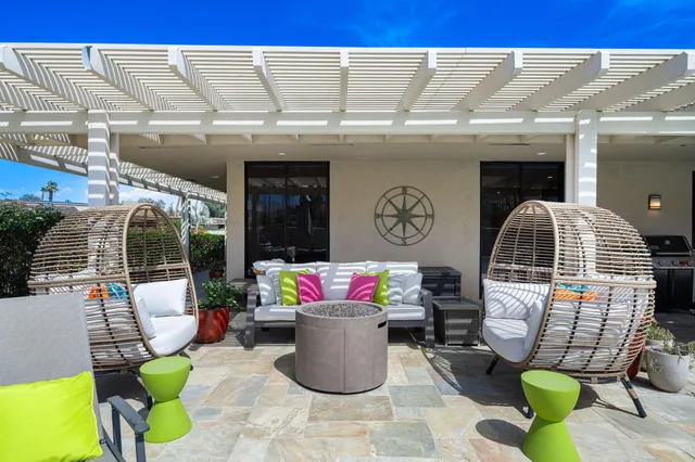 a view of entryway with outdoor seating