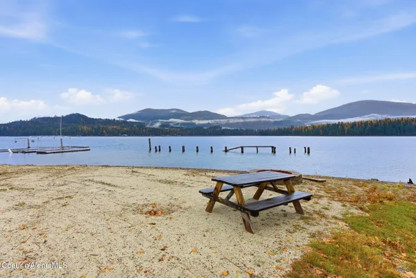 $949,900 | 25 Rebecca Lane, Nordman, ID 83848